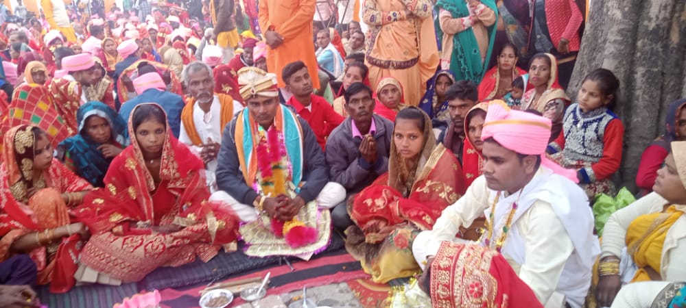पीलीभीत:मुख्यमंत्री सामूहिक विवाह योजना के तहत ब्लॉक प्रांगण में 55 जोड़े एक दूजे के हुए