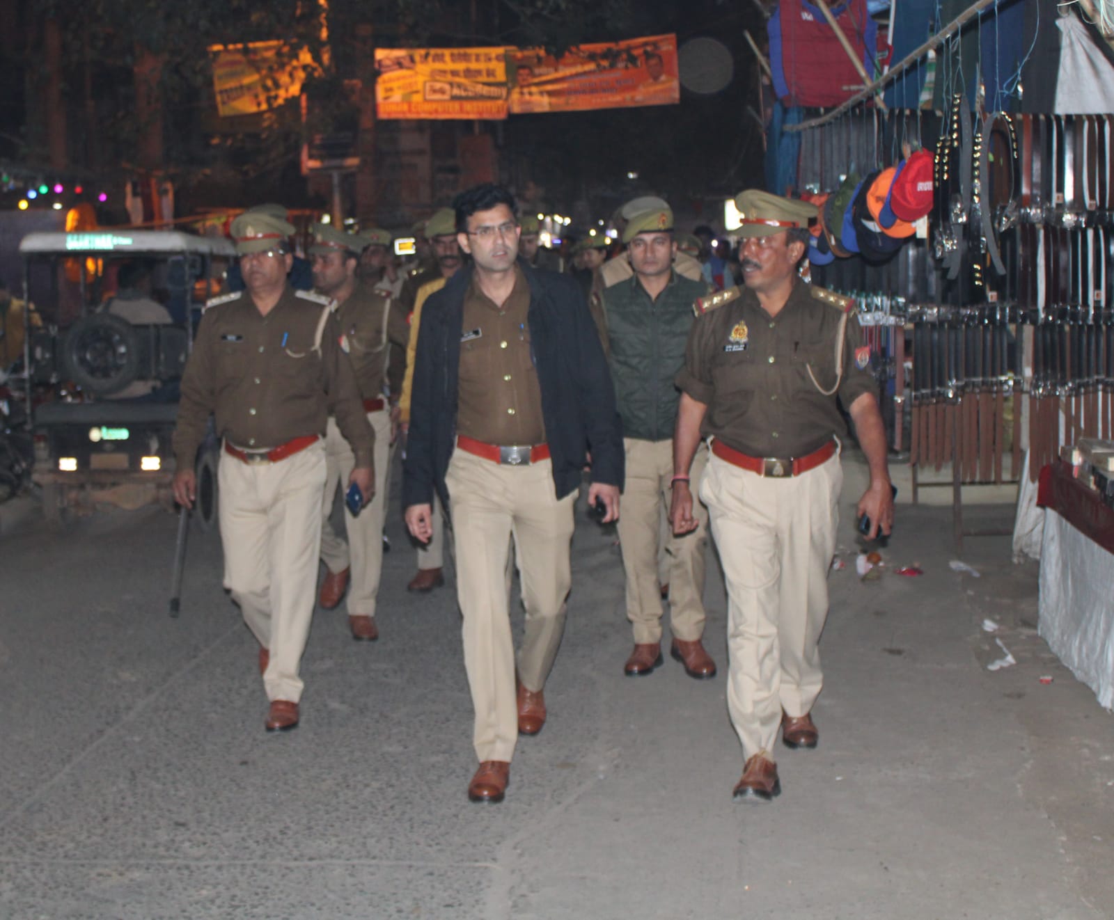 पीलीभीत :पुलिस अधीक्षक द्वारा आगामी निकाय चुनाव एवं शान्ति/कानून व्यवस्था के दृष्टिगत शहर में पैदल गश्त कर सुरक्षा व्यवस्था का जायजा लिया गया।