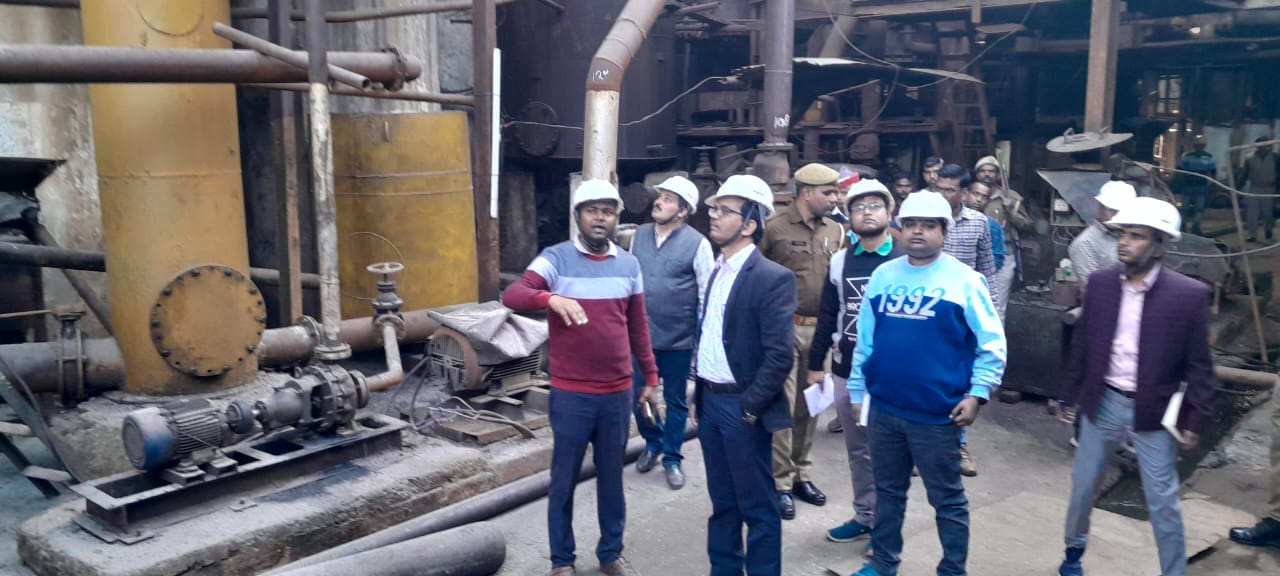 पीलीभीत: निरीक्षण के दौरान गन्ना भरे वाहनों की कराई तौल, देखी चीनी की गुणवत्ता।