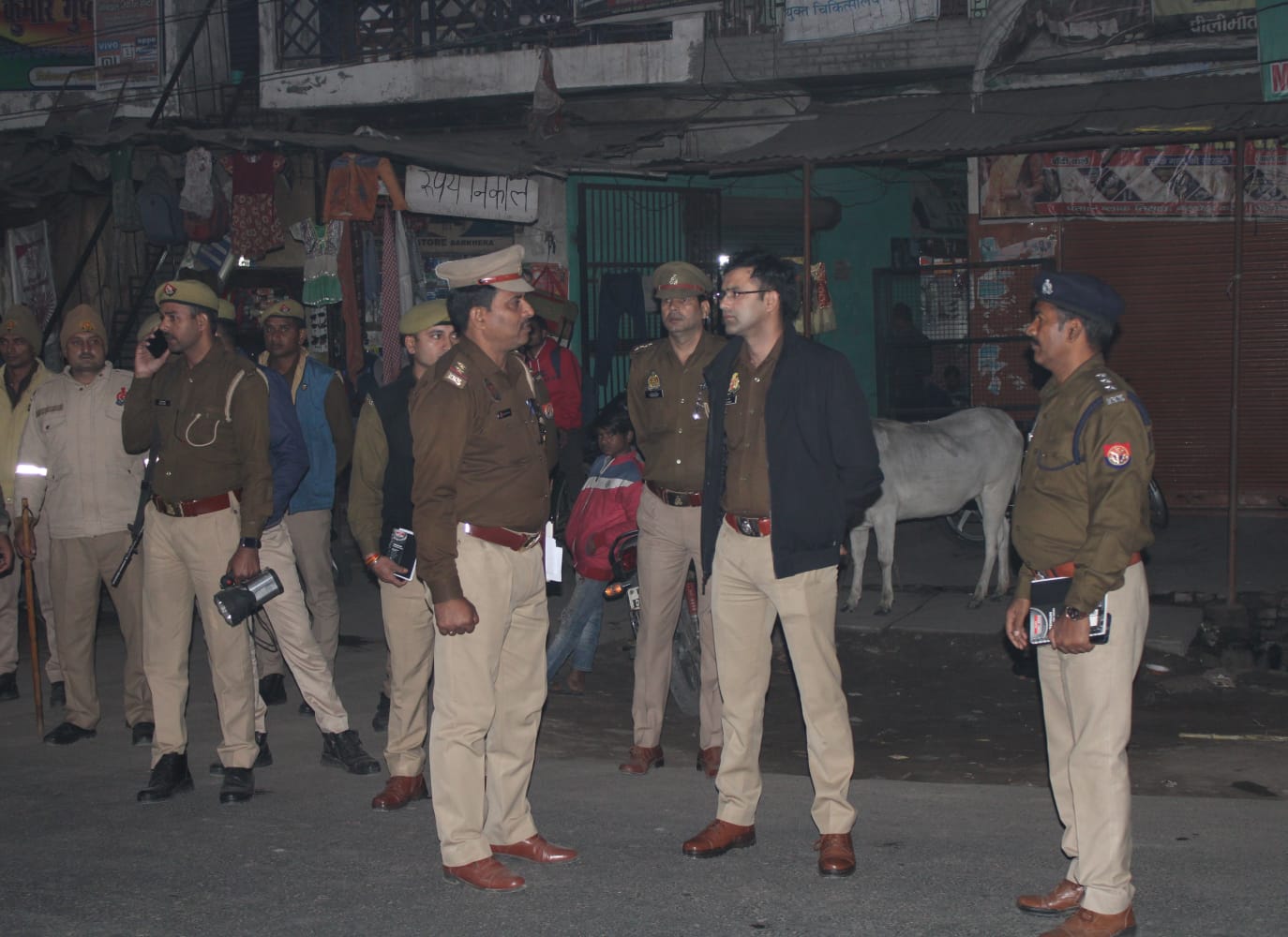 पीलीभीत:पुलिस अधीक्षक थाना बरखेड़ा क्षेत्र में पैदल गश्त कर सुरक्षा व्यवस्था का जायजा लिया गया।