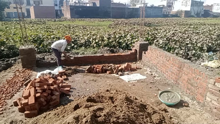 पीलीभीत:तालाब की भूमि पर हुए निर्माण को कराया गया ध्वस्त