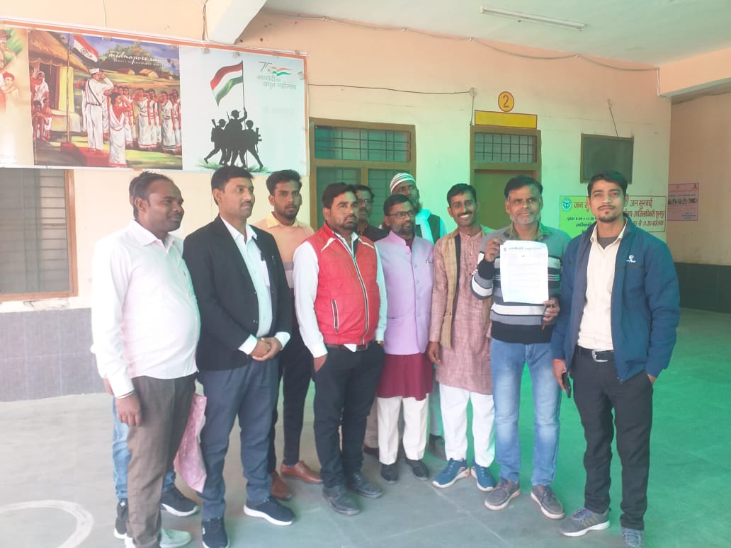 पीलीभीत:ओबीसी महासभा के प्रदेश सचिव संतराम विश्वकर्मा के नेतृत्व में लोगों ने प्रधानमंत्री को संबोधित ज्ञापन उपजिलाधिकारी आशुतोष गुप्ता को सौंपा ज्ञापन