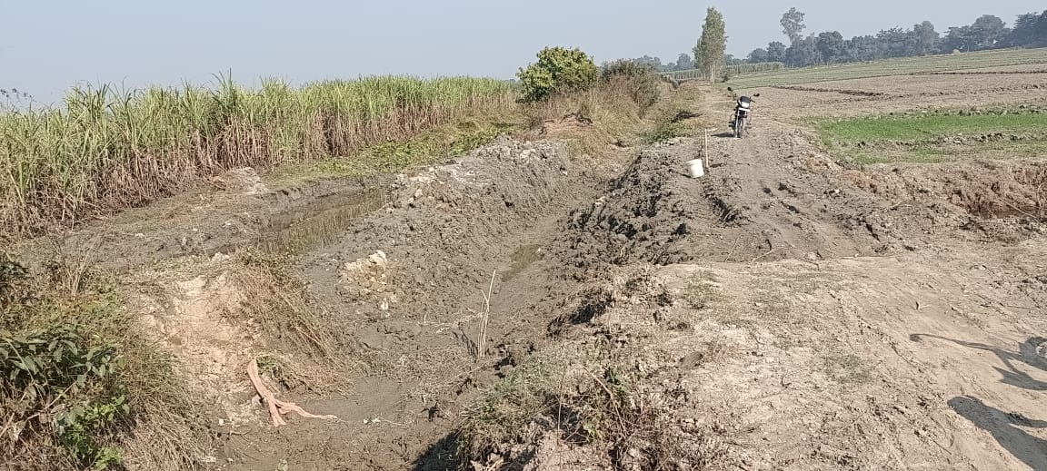 पीलीभीत:दो माह पहले हुई बरसात से कटी पड़ी रामपुर माइनर नहर को सिंचाई विभाग ने अभी तक मात्र खाना पूरी करके आधी अधूरी जोड़कर छोड़ दिया है और माइनर की घास-पूस की सफाई में भी खाना पूरी की गई, जिसको लेकर किसानों में भारी रोष