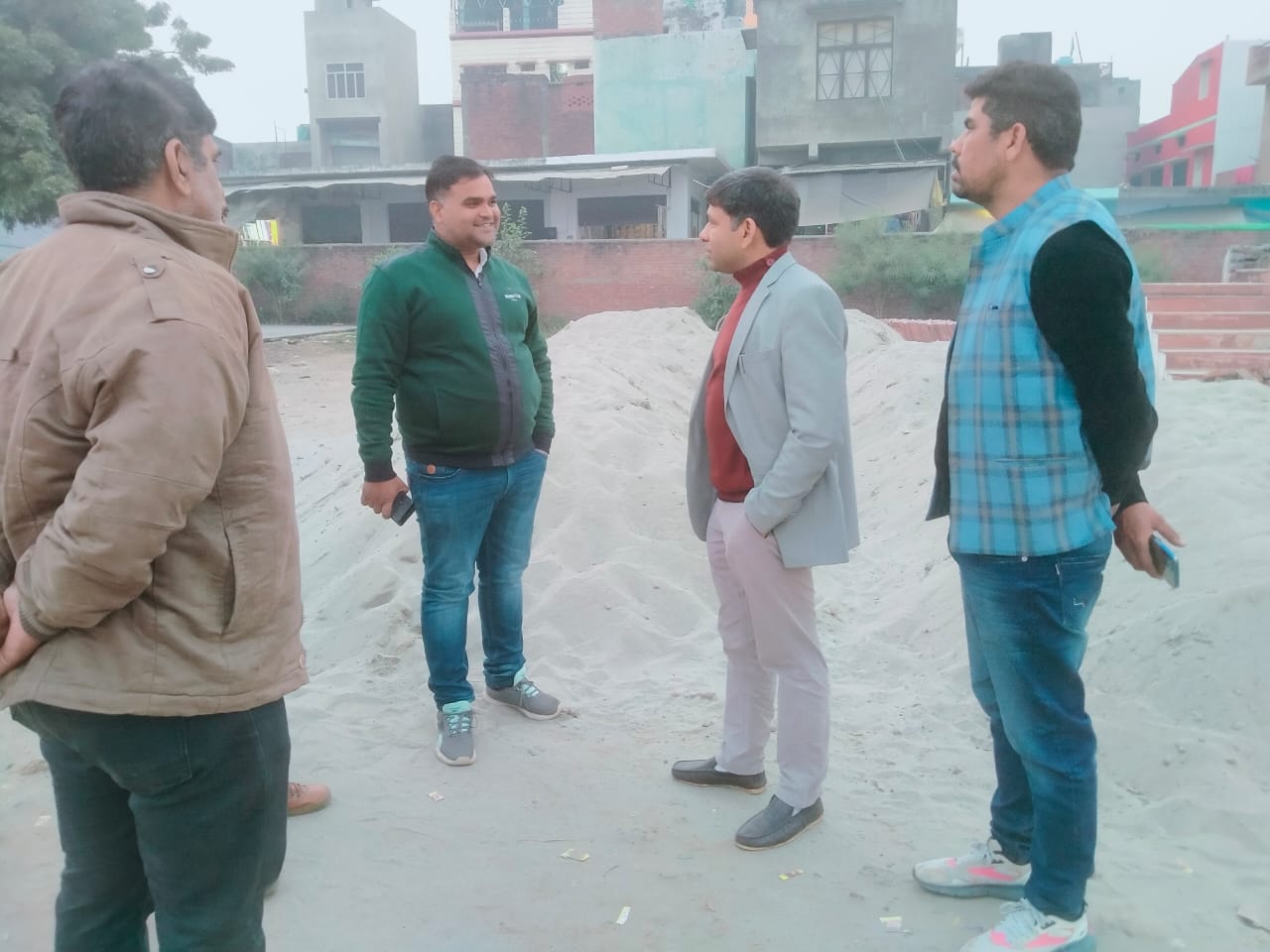 पीलीभीत:तहसीलदार की रिपोर्ट के बाद मौका मुआयना करने पहुंचे खनन निरीक्षक।