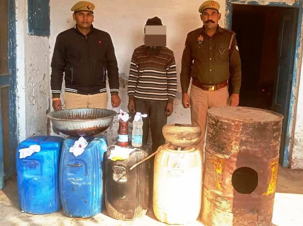 पीलीभीत:गजरौला पुलिस ने ताबडतोड कार्यवाही कर पकडी अवैध शराब भट्टी व बरामद की 200 लीटर अवैध शराब