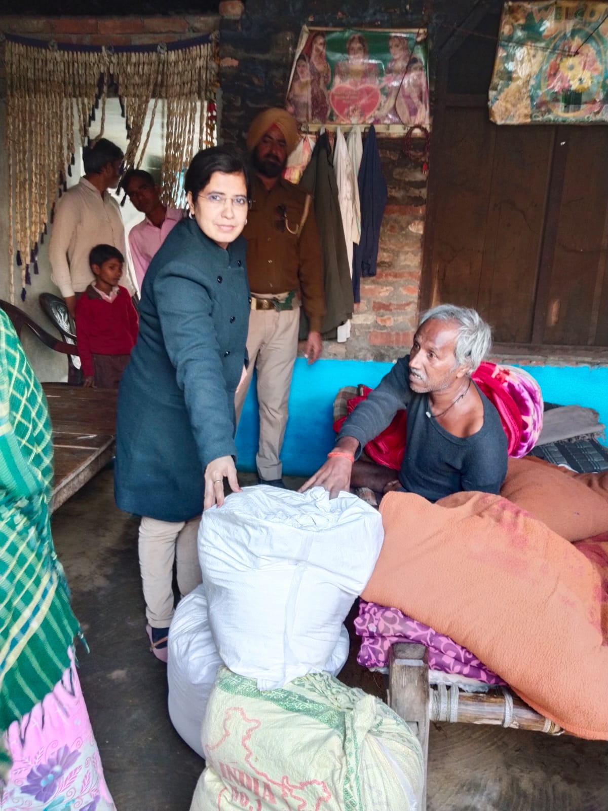 पीलीभीत:उप जिलाधिकारी ने शीतलहर बचाव हेतु कम्बल व राशन वितरण किया।