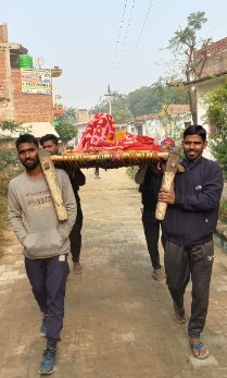 मैनपुरी लोकसभा के उपचुनाव में करहल विधान सभा के ग्राम रठेरा में बीमार महिला को चारपाई से ले जाकर डलवाया वोट