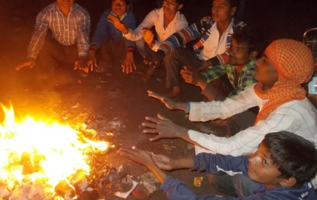 पीलीभीत:जिलाधिकारी के निर्देशानुसार लेखपालों के माध्यम से शीत लहर के प्रकोप से बचाव हेतु अलाव की व्यवस्था