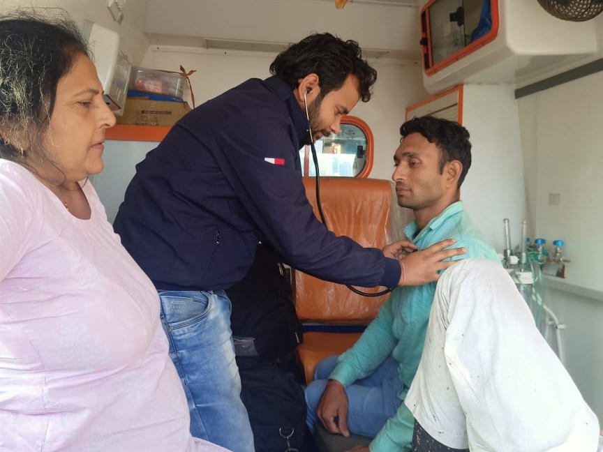 कोरबा: कटघोरा-अंबिकापुर नेशनल हाईवे पर बस अनियंत्रित होकर सड़क किनारे पलटी