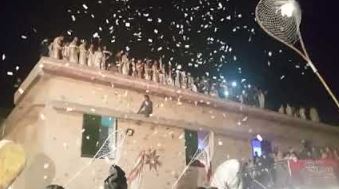 पाकिस्तान में हो रही है नोटों की बारिश, तंगी के बीच ये वीडिओ वायरल