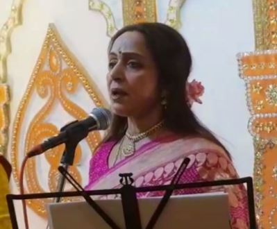 मथुरा के राधा रमण मंदिर में हेमा मालिनी ने गाया भजन, पढ़िए रिपोर्ट