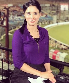 पाकिस्तानी एंकर जैनब अब्बास मैच के दौरान टकराकर गिरी, SA लीग की घटना बॉउंड्री लाइन पर खड़ी थी