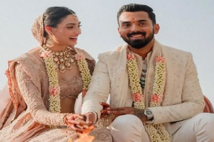 सोशल मीडिया पर अथिया ने शेयर की शादी की फोटोज, एक दूसरे का हाथ थामें नजर आया कपल