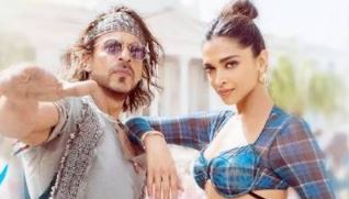 पठान फिल्म को देखने के बाद थियेटर में डांस कर रहे लोग, इतना क्रेज कभी नहीं दिखा