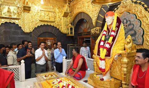 सेल्फी के ट्रेलर लॉन्च के बाद साईं बाबा का अक्षय कुमार ने लिया आशीर्वाद, फैंस से भी की मुलाकात