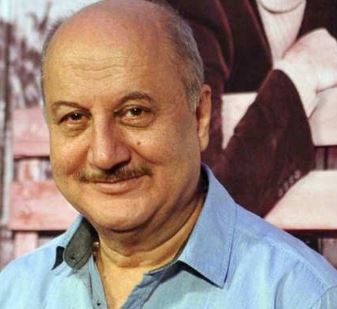अनुपम खेर डब्बावालों को खाना परोसते दिखें साथ ही और सेलेब्रिटी भी