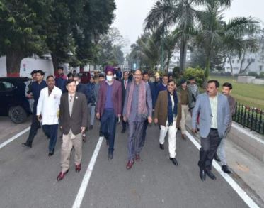 स्ट्रेचर पर मरीज को ब्रजेश पाठक ने दिया कंबल, KGMU पहुंचे डिप्टी सीएम