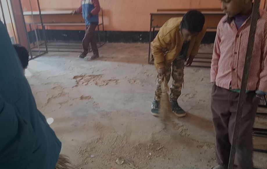 रायबरेली: शीतकालीन अवकाश के बाद खुले परिषदीय विद्यालयों में पहुंचे छात्र छात्राओं के द्वारा विद्यालय  में झाड़ू लगाने का एक वीडियो वायरल होने के बाद शिक्षा विभाग में मचा हड़कंप