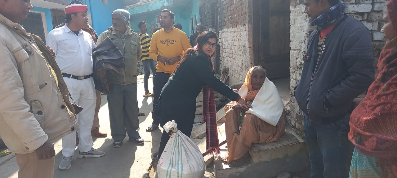 पीलीभीत:उप जिलाधिकारी ने अत्यंत बुजुर्ग महिला को व्यक्तिगत रूप से आर्थिक सहायता प्रदान की