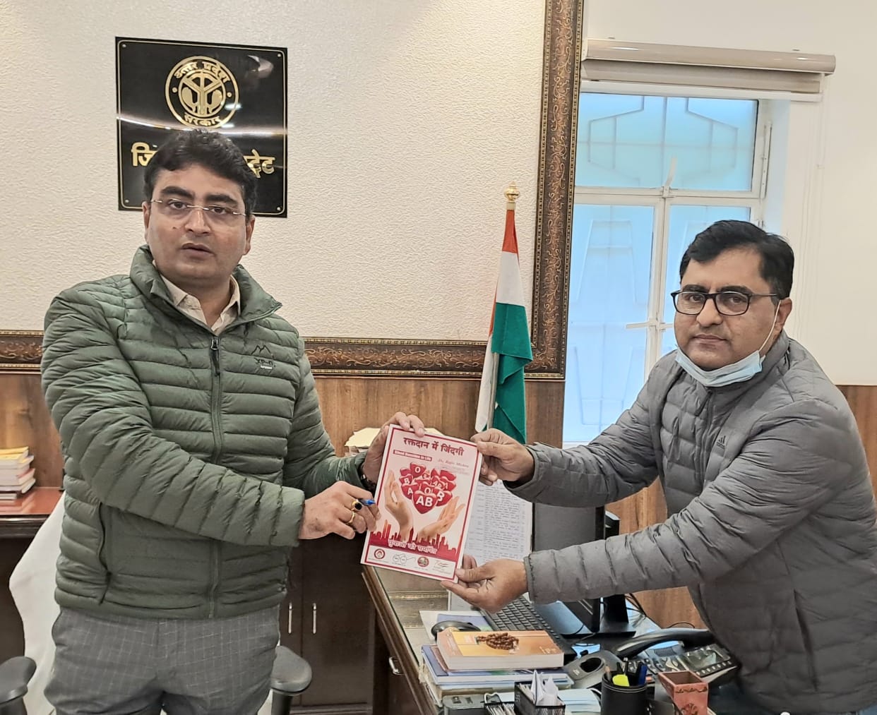 प्रयागराज : नए साल पर राजीव ने अपनी पुस्तक जिलाधिकारी को किया भेंट