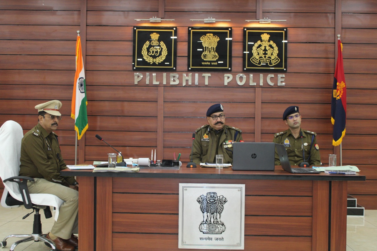 अपर पुलिस महानिदेशक बरेली जोन बरेली द्वारा रिजर्व पुलिस लाइन पीलीभीत में पुलिस अधीक्षक /अपर पुलिस अधीक्षक/समस्त क्षेत्राधिकारीगण/ समस्त प्रभारी निरीक्षक/थानाध्यक्ष/शाखा प्रभारियों के साथ समीक्षा गोष्ठी कर दिए आवश्यक दिशा-निर्देश।