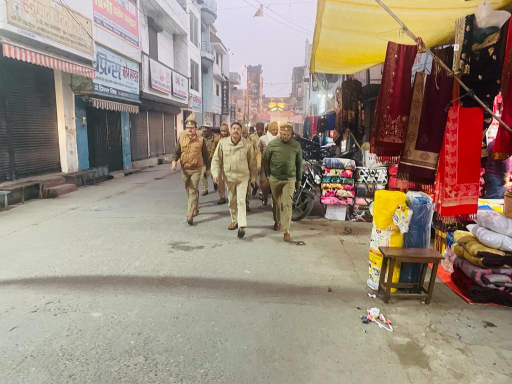 पीलीभीत: अपर पुलिस अधीक्षक द्वारा थाना कोतवाली क्षेत्र में पैदल गश्त कर सुरक्षा व्यवस्था का जायजा लिया गया।</em>