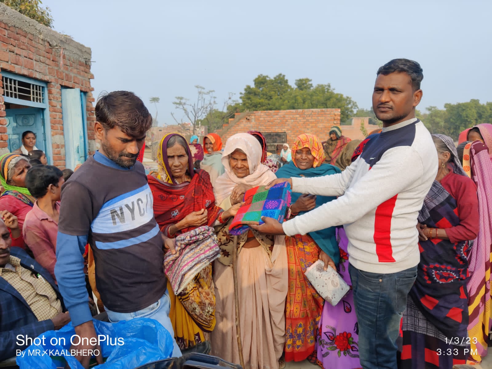 फर्रुखाबाद:देश की प्रथम शिक्षिका सावित्री बाई फुले के जन्म दिवस के शुभ अवसर जिलाध्यक्ष ने गरीब विधवा माताओं को बांटे कंबल