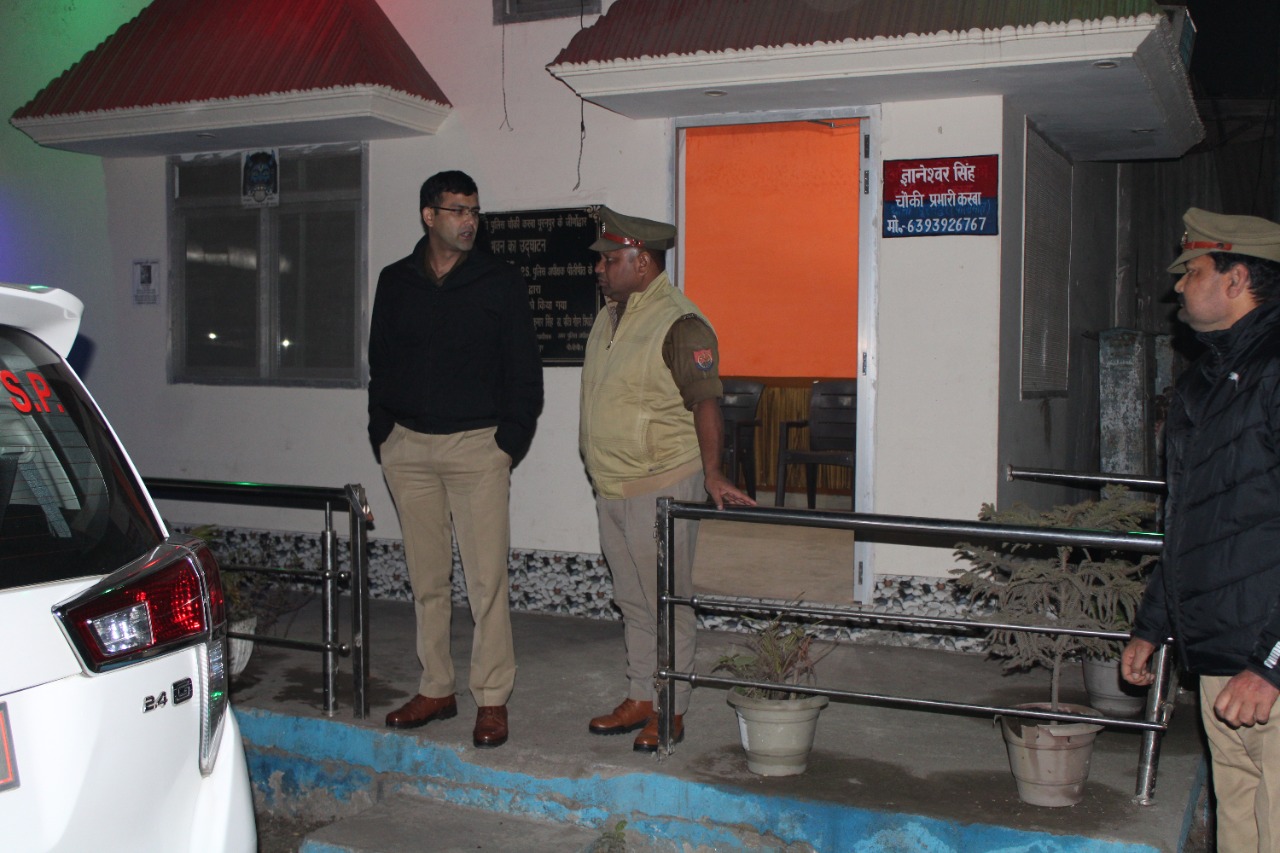 पीलीभीत:पुलिस अधीक्षक अतुल शर्मा द्वारा नवीन थाना घुँघचाई का किया गया आकस्मिक निरीक्षण।</em>