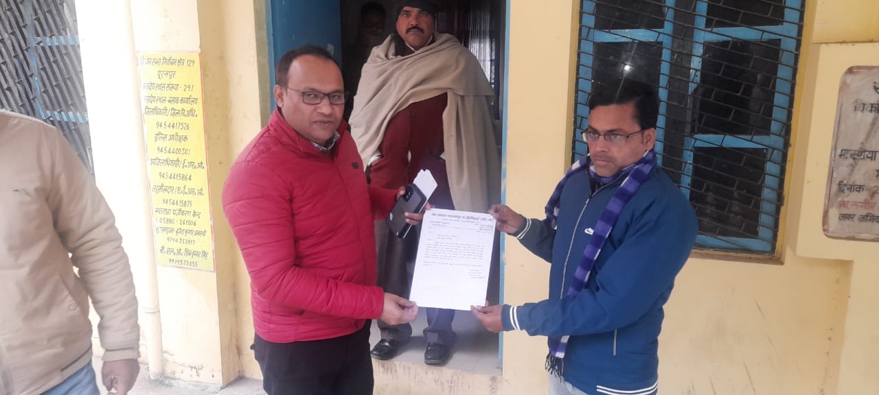 पीलीभीत :क्षेत्र पंचायत सदस्य सीपी सक्सेना ने खंड विकास अधिकारी को शिकायती पत्र देकर गांव में टूटी पड़ी नालियां व खराब पड़े हैंडपंपों की मरम्मत कराए जाने की मांग