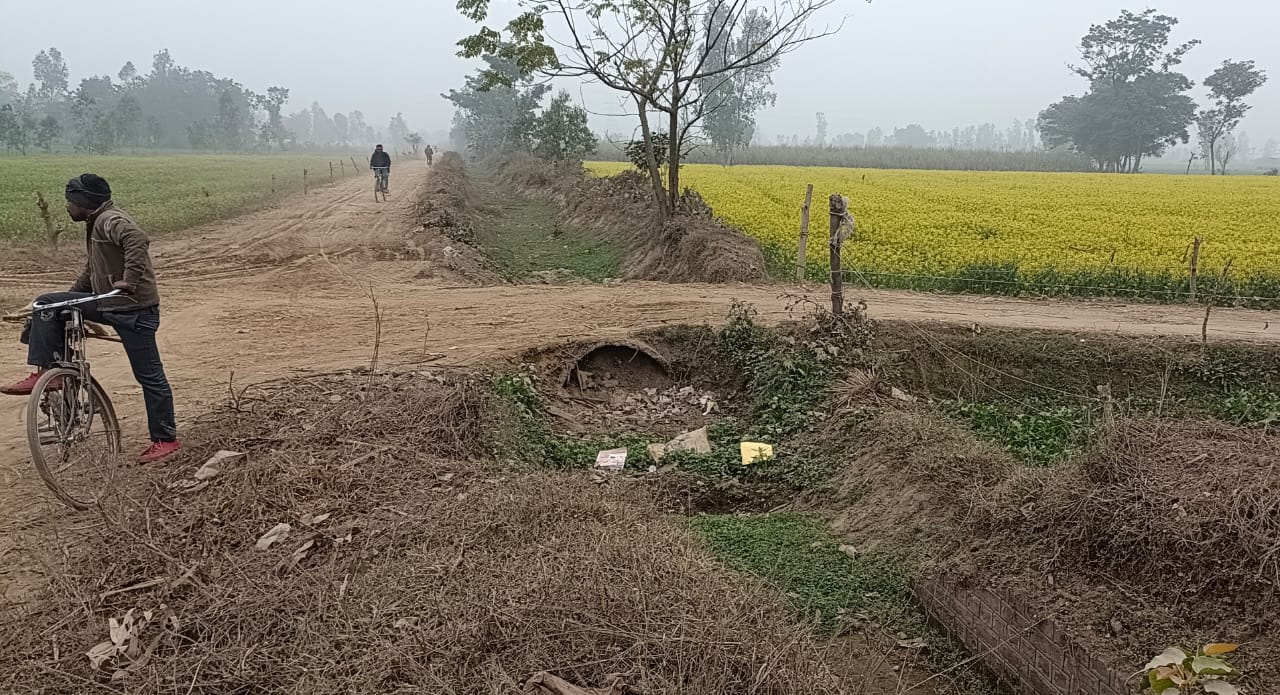पीलीभीत:जिलाधिकारी को पत्र भेजकर खमरिया माइनर की साफ सफाई कर टेल तक पानी पहुंचाने एवं टूटे पड़े पाइप को बदलकर नया पाइप लगवाने की मांग की है।