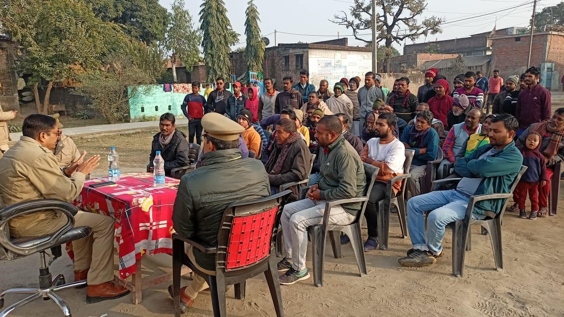 पीलीभीत: अपर पुलिस अधीक्षक ने भारत-नेपाल बार्डर पर स्थित सीमावर्ती ग्रामों की ग्राम सुरक्षा समिति व ग्राम प्रहरियों के साथ मीटिंग कर दिए आवश्यक दिशा-निर्देश