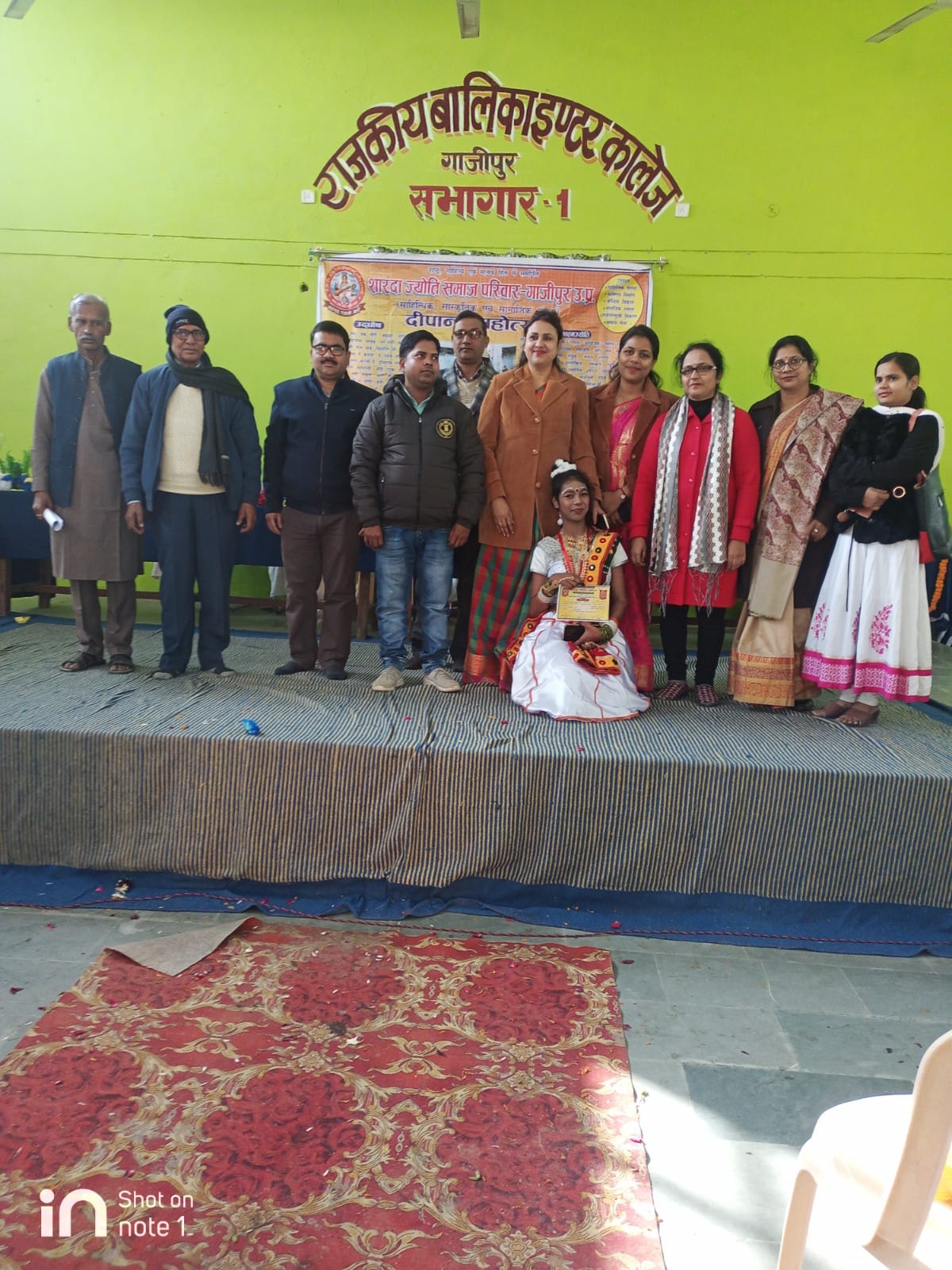 गाजीपुर:डॉक्टर श्रीनिवास मेमोरियल वेलफेयर ट्रस्ट द्वारा संचालित एमएसपी स्कूल जंगीपुर की छात्रा अंशिका को राजकीय बालिका इंटर कॉलेज गाजीपुर में सम्मानित किया गया