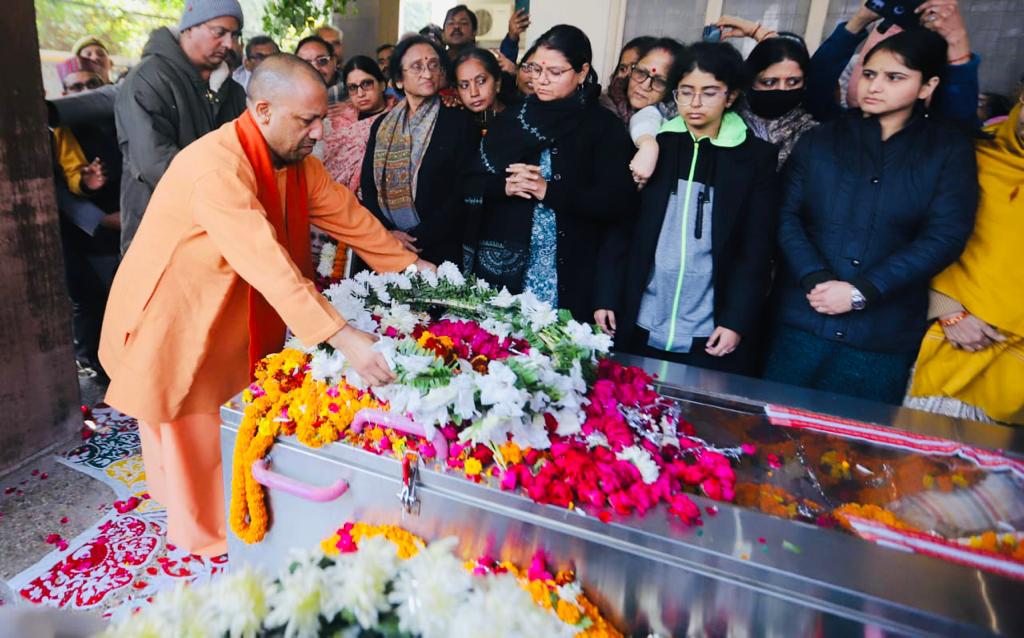 प्रयागराज :मुख्यमंत्री श्री योगी आदित्यनाथ ने पश्चिम बंगाल के पूर्व राज्यपाल एवं उत्तर प्रदेश विधानसभा के पूर्व अध्यक्ष स्व0 श्री केसरीनाथ त्रिपाठी के निधन पर गहरा शोक व्यक्त करते हुए उनके पार्थिव शरीर पर पुष्पांजलि अर्पित की