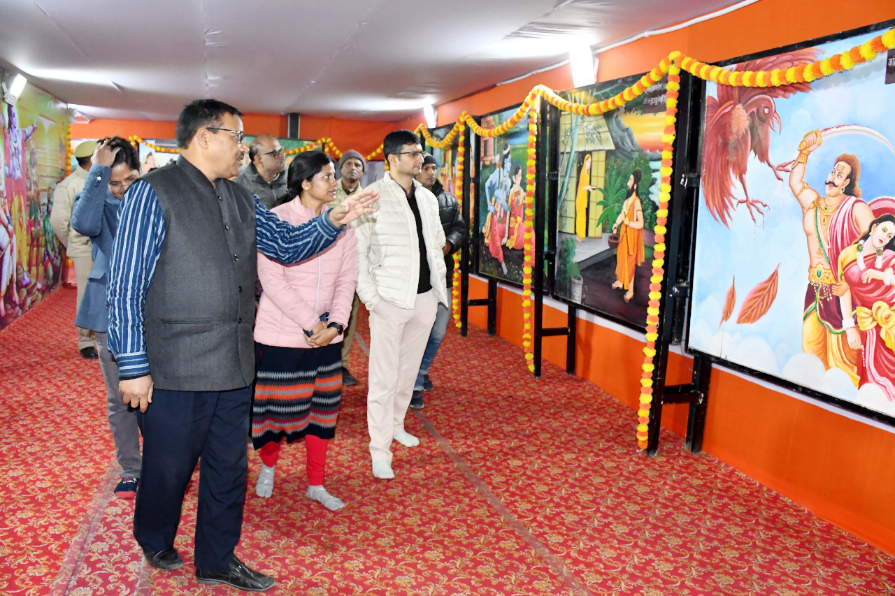 मंडलायुक्त प्रयागराज ने मेला क्षेत्र में सूचना एवं जनसंपर्क विभाग के द्वारा लगाई प्रदर्शनी का फीता काटकर किया शुभारंभ