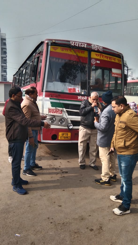 प्रयागराज : सड़क सुरक्षा माह के अन्तर्गत वाहन चालको को वाहन चलाते समय मोबाइल फोन का प्रयोग न करने हेतु किया गया जागरूक