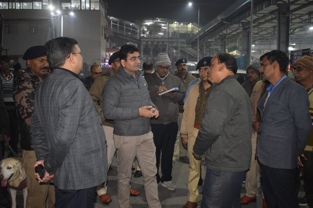 जिलाधिकारी प्रयागराज ने मकर संक्रांति स्नान पर्व के दृष्टिगत रेलवे स्टेशन सहित कई अन्य क्षेत्रों का भ्रमण कर यात्रियों के लिए बनाए गए आवागमन मार्गो एवं होल्डिंग एरिया का किया निरीक्षण