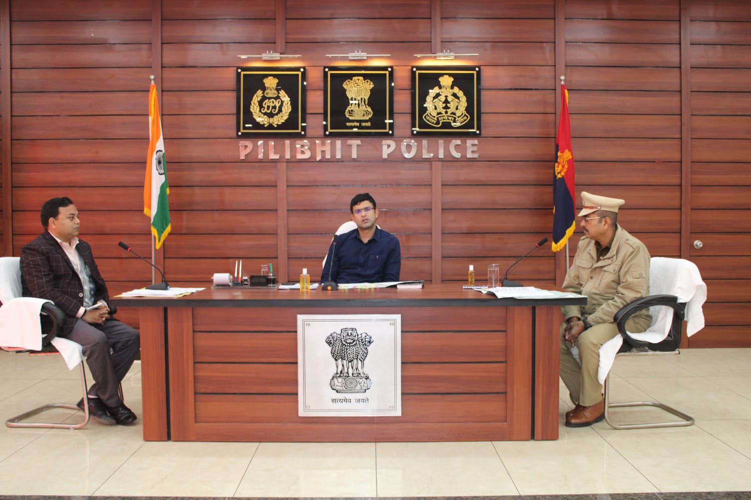 पीलीभीत:पुलिस द्वारा अपराधियों को कड़ी सजा दिलाने के लिए पैरवी को और असरदार बनाने के उद्देश्य से पुलिस लाइन में आज सभी पैरोकार, हेड मुहर्रिर एवं कोर्ट मुहर्रिर की पुलिस अधीक्षक द्वारा की गयी गोष्ठी।