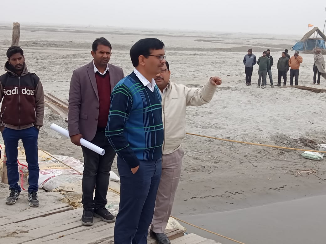 पीलीभीत :जिलाधिकारी द्वारा धनारा घाट पहुंचकर शासन से प्रस्तावित बड़े पुल के निर्माण के संबंध में किया औचक निरीक्षण।