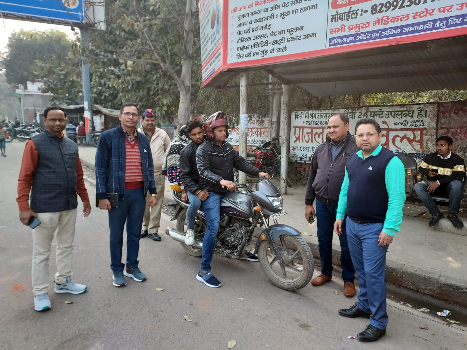 प्रयागराज- सड़क सुरक्षा माह कार्यक्रम के अन्तर्गत गुरूवार को चलाया गया जागरुकता अभियान