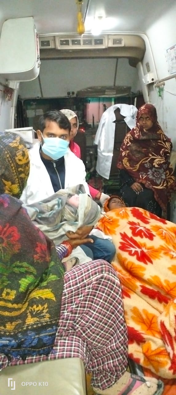 औरया: एक बार फिर अस्पताल ले जाते समय एंबुलेंस में प्रसूता ने बच्चे को दिया जन्म