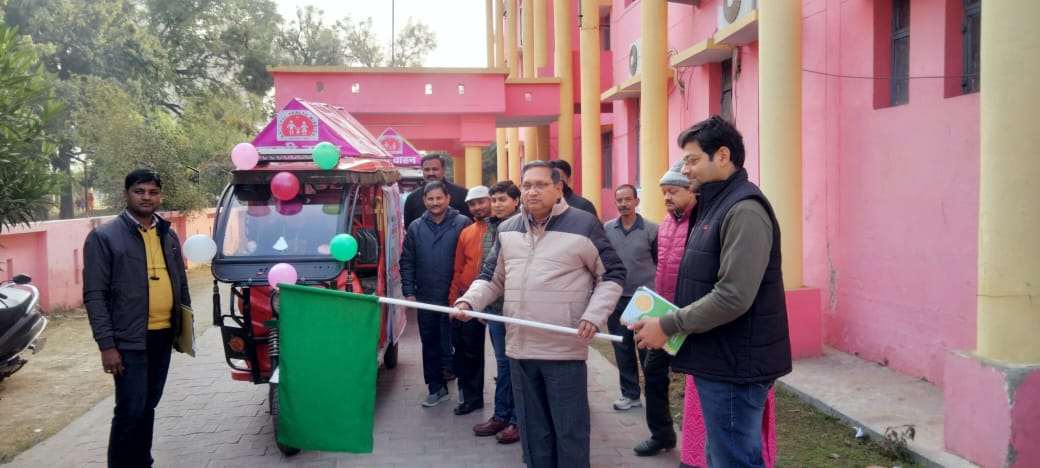 फर्रुखाबाद:परिवार नियोजन की अलख जगाने निकला सारथी वाहन,सीएमओ ने हरी झंडी दिखाकर किया रवाना
