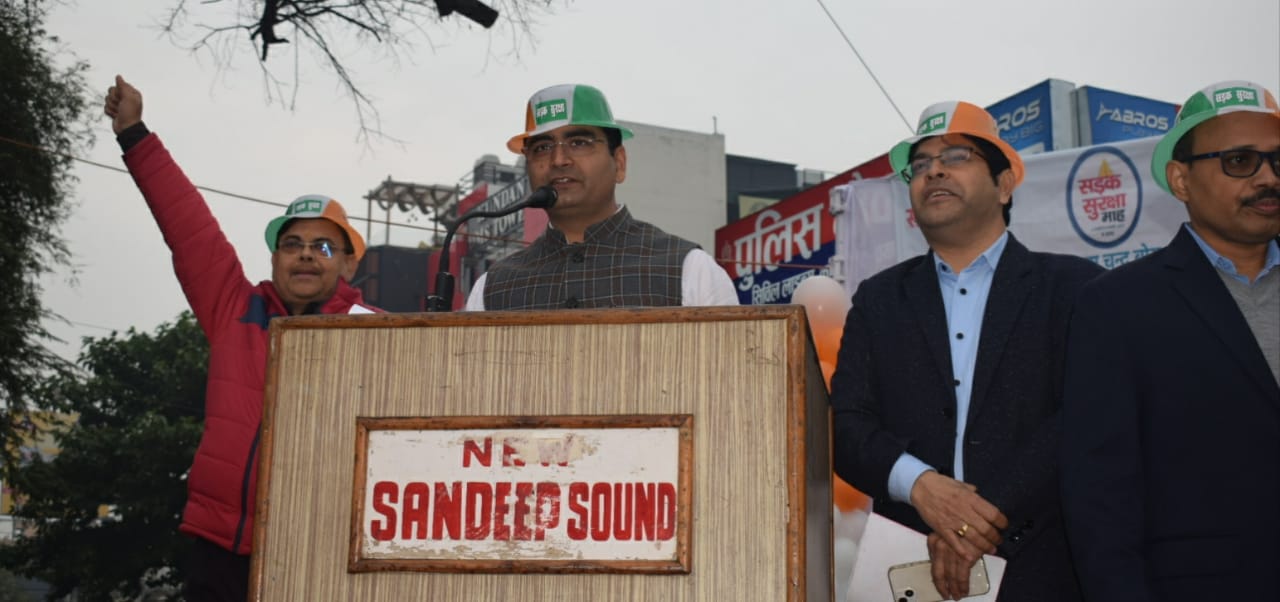 जिलाधिकारी प्रयागराज ने कार्यक्रम में उपस्थित लोगों को सड़क सुरक्षा के दिलाई शपथ