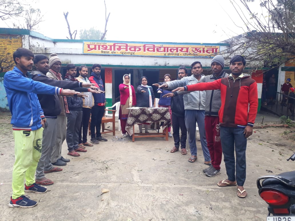 पीलीभीत :बीएलओ ने मतदाताओं को शपथ दिलाई