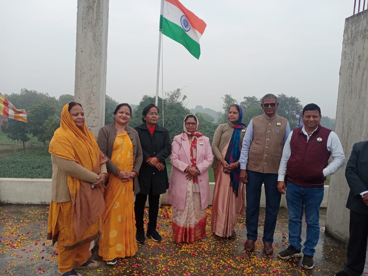 जौनपुर:महिला प्रकोष्ठ द्वारा सम्राट अशोक भवन पर एवम जिला शाक्य मौर्य सभा कार्यालय पर फहराया गया तिरंगा