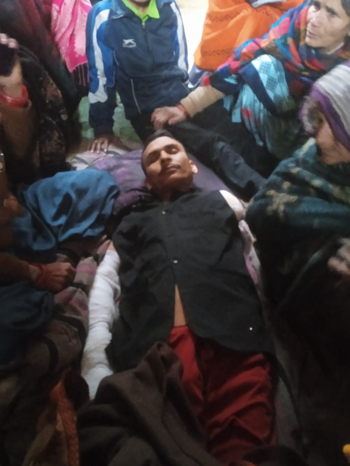 फर्रुखाबाद:झुलसे लाइनमैन की इलाज के दौरान मौत से बिजली कर्मचारियों में रोष व्याप्त