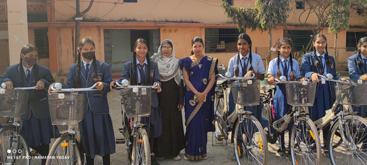 रायपुर:- बालिका दिवस पर स्वामी आत्मानंद स्कूल में रोल प्ले व साइकिल का वितरण !