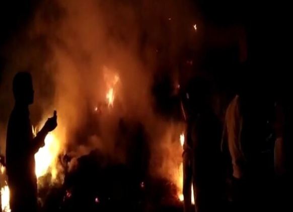 रायबरेली: अगरबत्ती से लगी नीम के पेड़ में