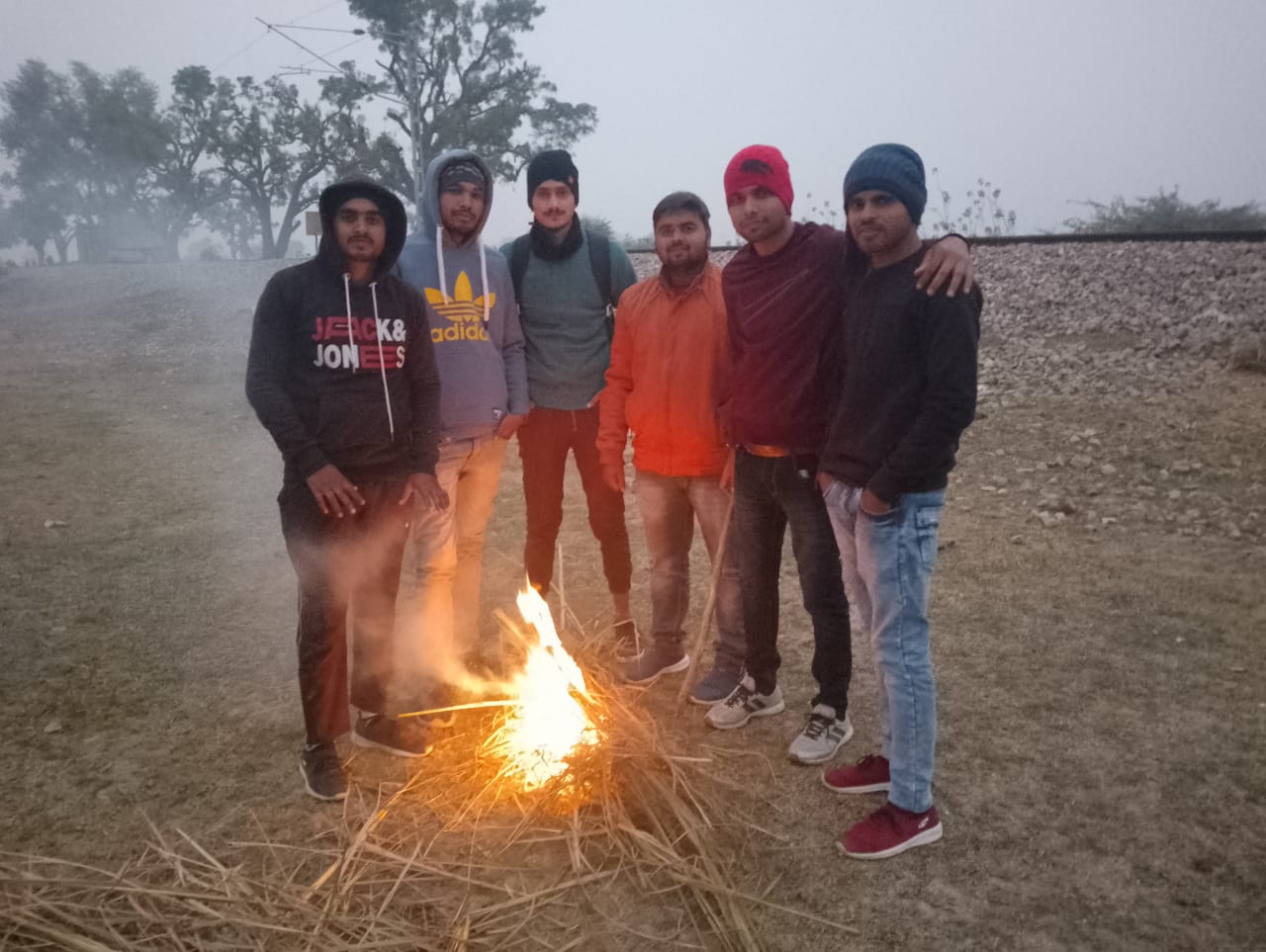 मैनपुरी: साल के पहले दिन छाया रहा कोहरा, नहीं निकली धूप ग्राम रठेरा में अलाव से तापते दिखे युवा।