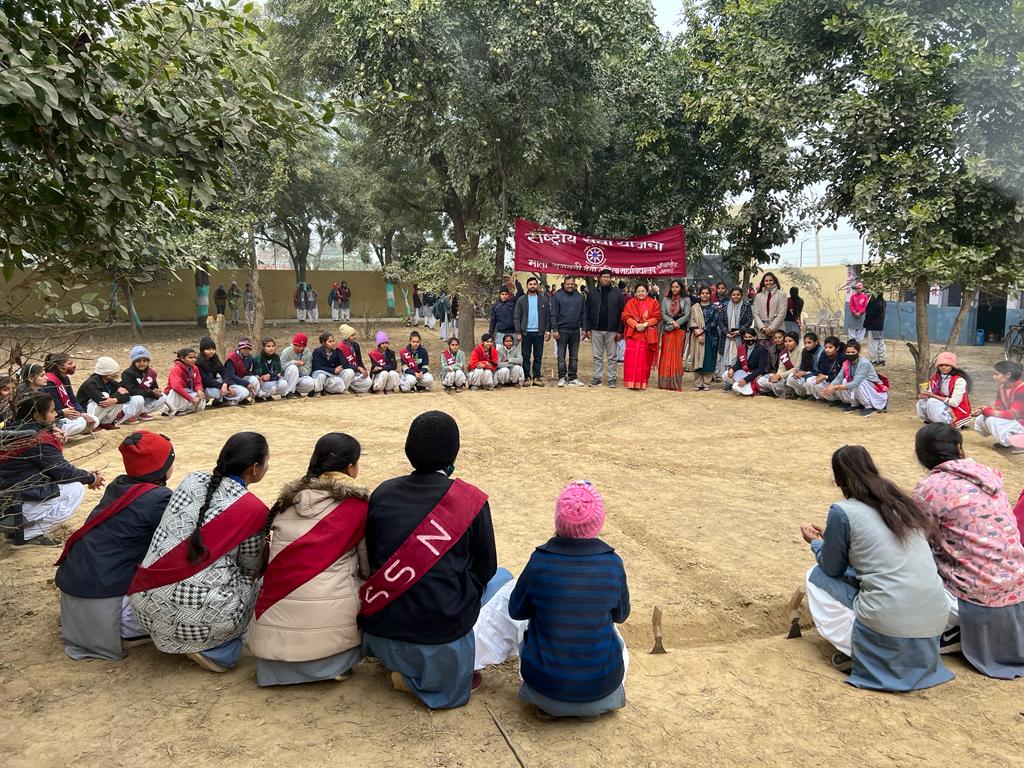 आगरा: माता भगवती देवी राजकीय महिला महाविद्यालय की राष्ट्रीय सेवा योजना इकाइयों के तत्वावधान में स्वयंसेविकाओं ने दिया "स्वयं सजें वसुन्धरा संवार दें" का संदेश