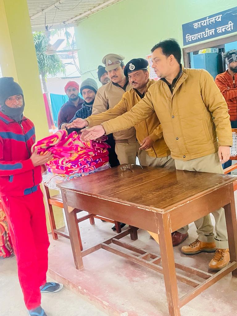 गोरखपुर : जिला कारागार गोरखपुर में एस्प्रा ज्वेलर्स के द्वारा  बुजुर्ग कैदियों को वितरित किए गए कंबल